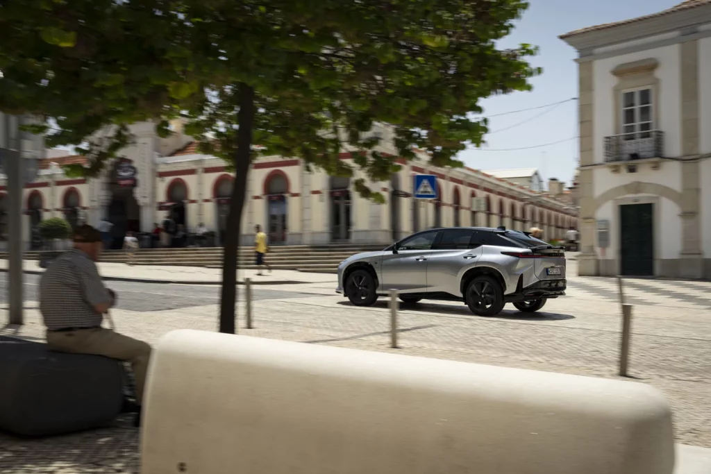 Probamos el nuevo Lexus RZ, el eléctrico que reinventa la forma de conducir 48 Motor16 LEXUS RZ F SPORT 41 Motor16