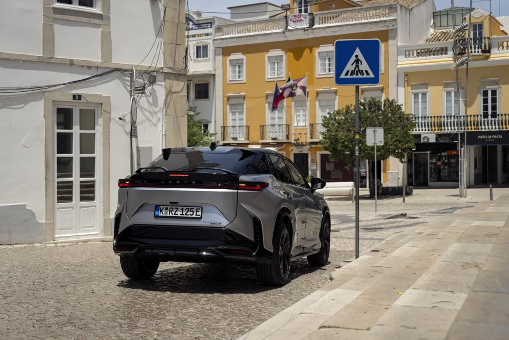 Probamos el nuevo Lexus RZ, el eléctrico que reinventa la forma de conducir 6 Motor16 LEXUS RZ F SPORT 42 Motor16