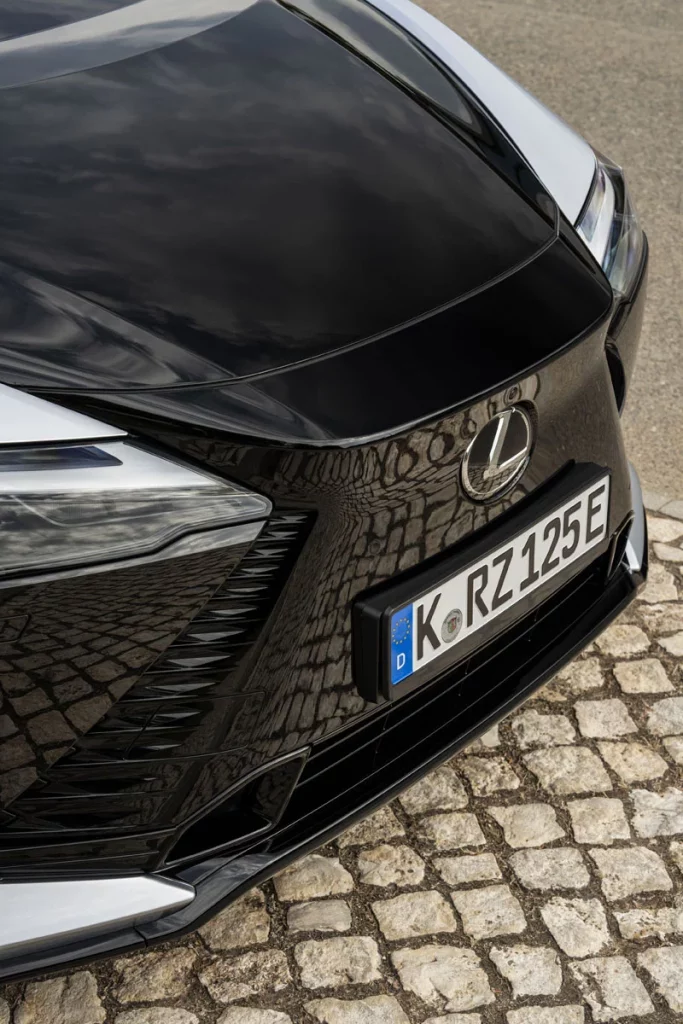 Probamos el nuevo Lexus RZ, el eléctrico que reinventa la forma de conducir 52 Motor16 LEXUS RZ F SPORT 45 Motor16