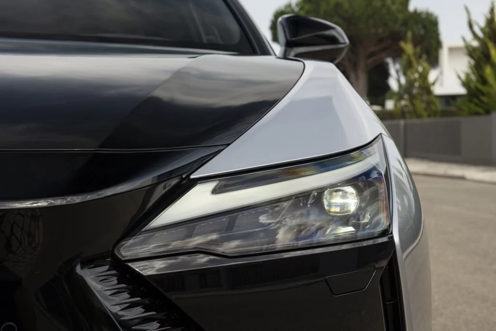 Probamos el nuevo Lexus RZ, el eléctrico que reinventa la forma de conducir 53 Motor16 LEXUS RZ F SPORT 46 Motor16