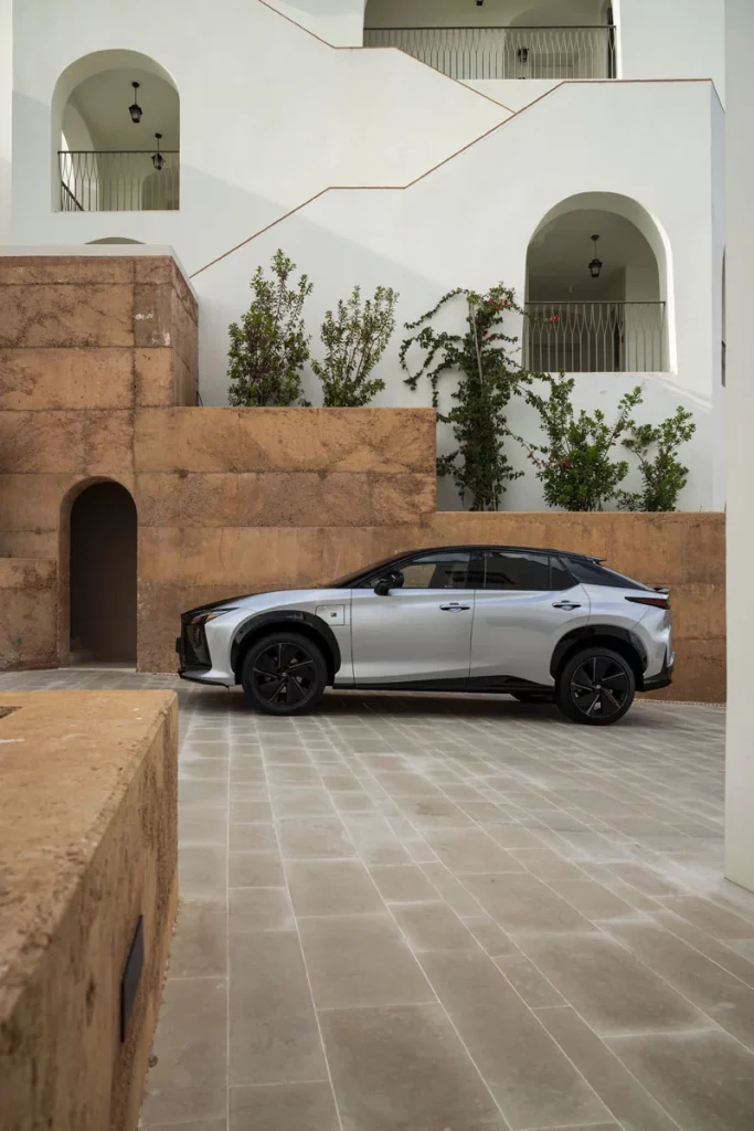 Probamos el nuevo Lexus RZ, el eléctrico que reinventa la forma de conducir 12 Motor16 LEXUS RZ F SPORT 5 Motor16