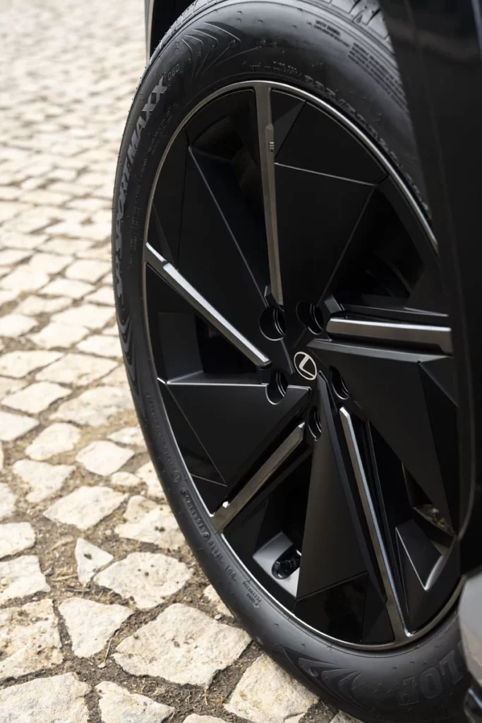 Probamos el nuevo Lexus RZ, el eléctrico que reinventa la forma de conducir 58 Motor16 LEXUS RZ F SPORT 51 Motor16