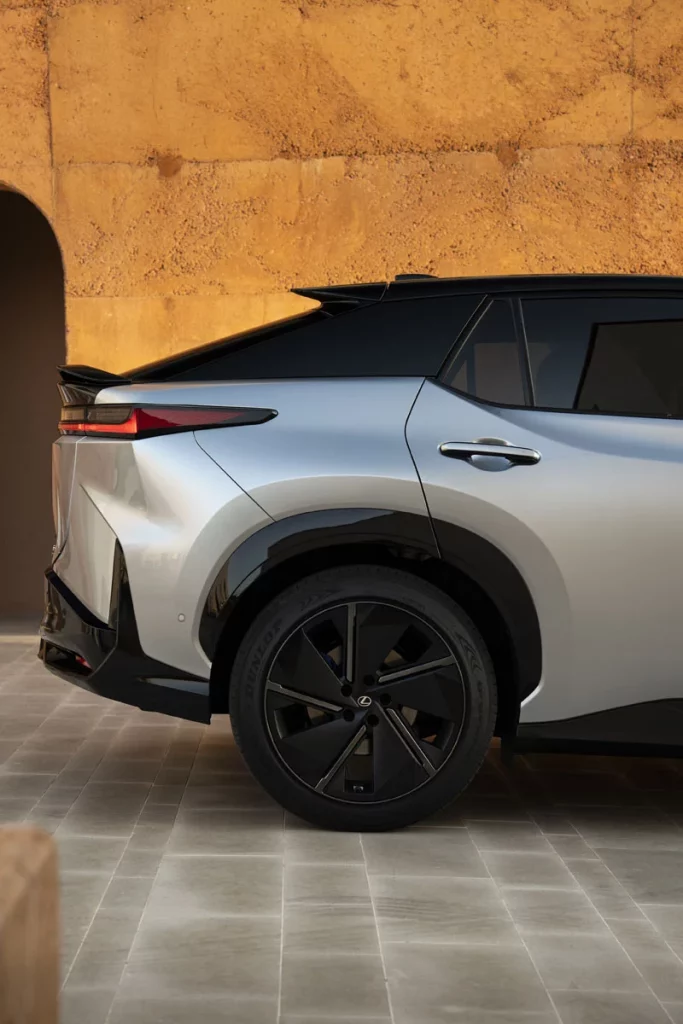 Probamos el nuevo Lexus RZ, el eléctrico que reinventa la forma de conducir 59 Motor16 LEXUS RZ F SPORT 52 Motor16