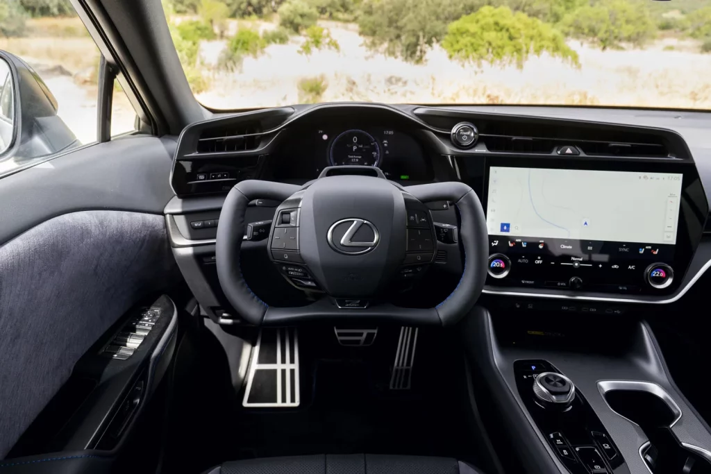 Probamos el nuevo Lexus RZ, el eléctrico que reinventa la forma de conducir 66 Motor16 LEXUS RZ F SPORT 59 Motor16