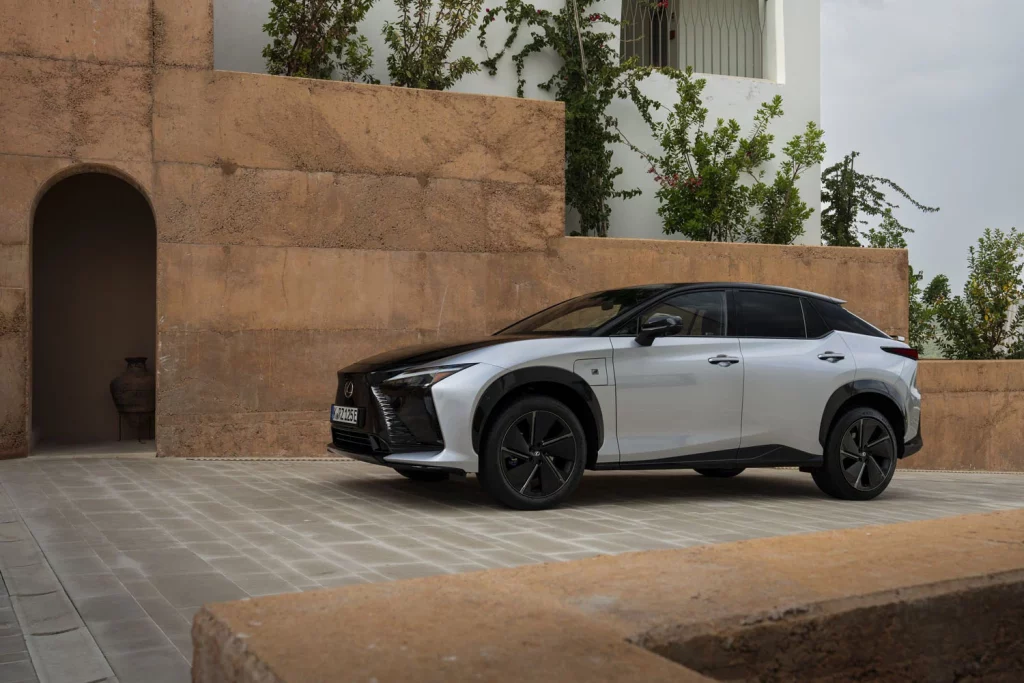 Probamos el nuevo Lexus RZ, el eléctrico que reinventa la forma de conducir 13 Motor16 LEXUS RZ F SPORT 6 Motor16