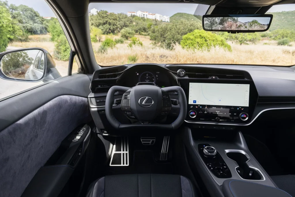 Probamos el nuevo Lexus RZ, el eléctrico que reinventa la forma de conducir 67 Motor16 LEXUS RZ F SPORT 60 Motor16