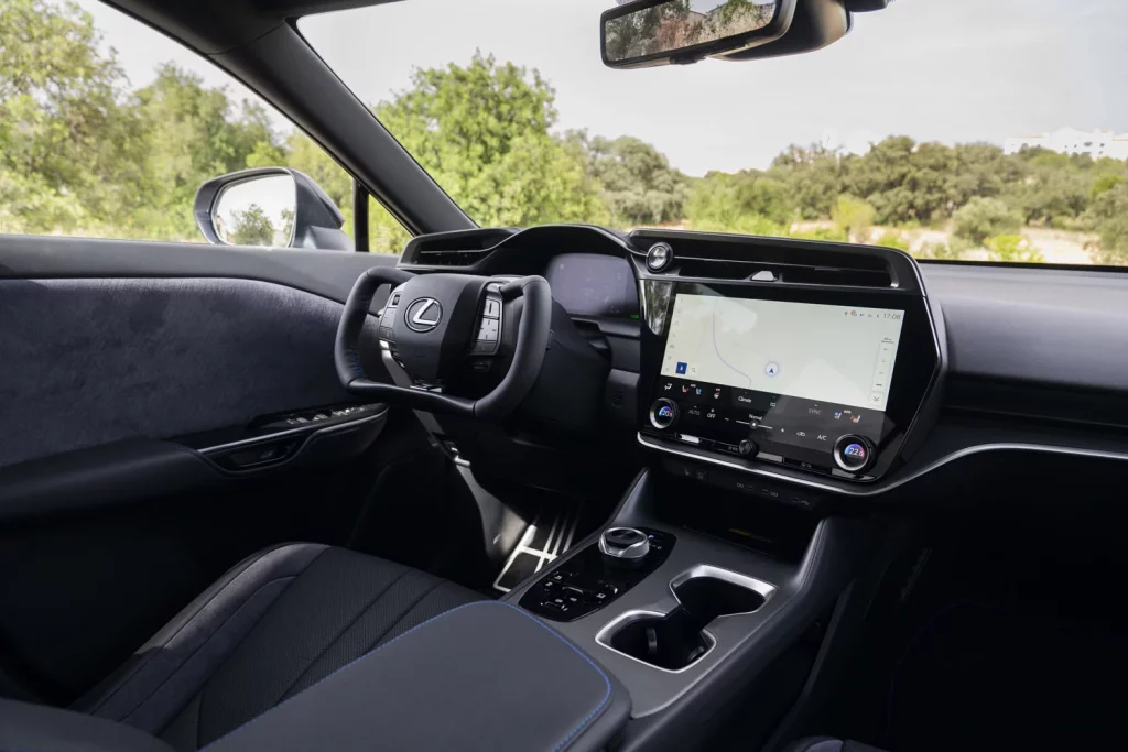Probamos el nuevo Lexus RZ, el eléctrico que reinventa la forma de conducir 2 Motor16 LEXUS RZ F SPORT 61 Motor16