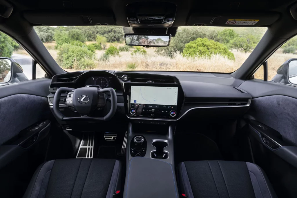 Probamos el nuevo Lexus RZ, el eléctrico que reinventa la forma de conducir 70 Motor16 LEXUS RZ F SPORT 63 Motor16