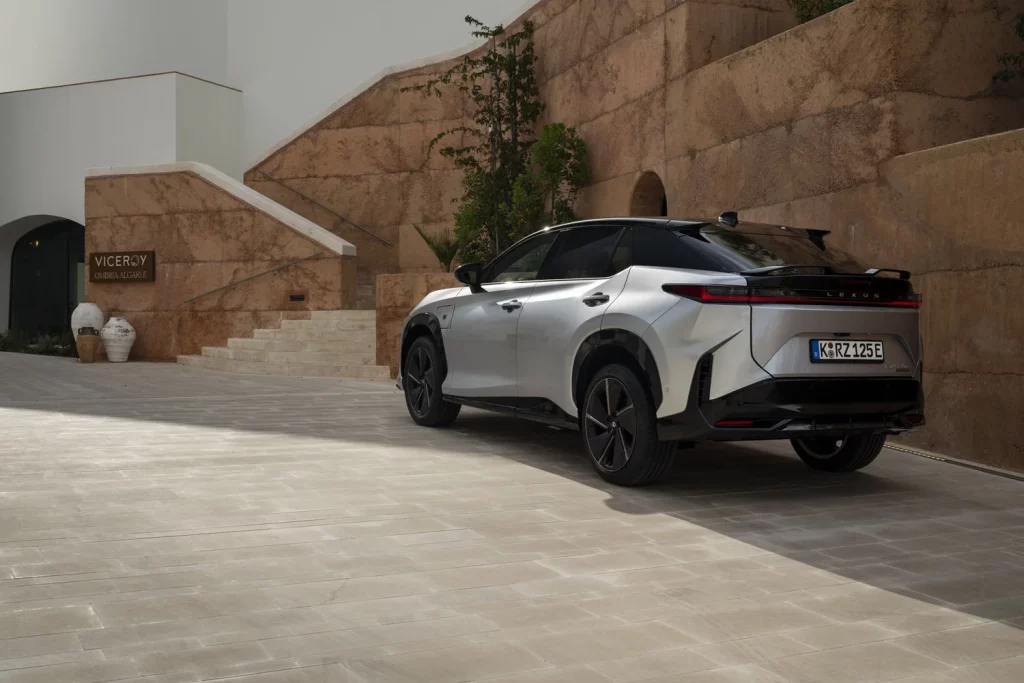 Probamos el nuevo Lexus RZ, el eléctrico que reinventa la forma de conducir 1 Motor16 LEXUS RZ F SPORT 7 Motor16