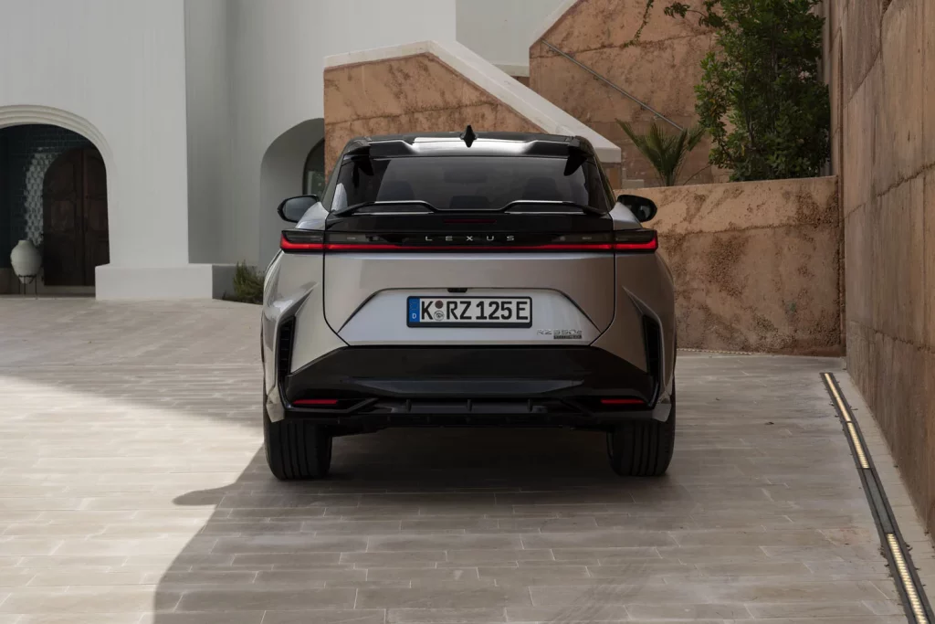 Probamos el nuevo Lexus RZ, el eléctrico que reinventa la forma de conducir 16 Motor16 LEXUS RZ F SPORT 9 Motor16