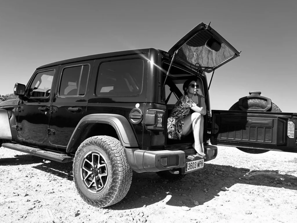 La marca de coches en la que confía la actriz Megan Montaner 6 Motor16 MEGANMONTANER FOTO3JEEP Motor16