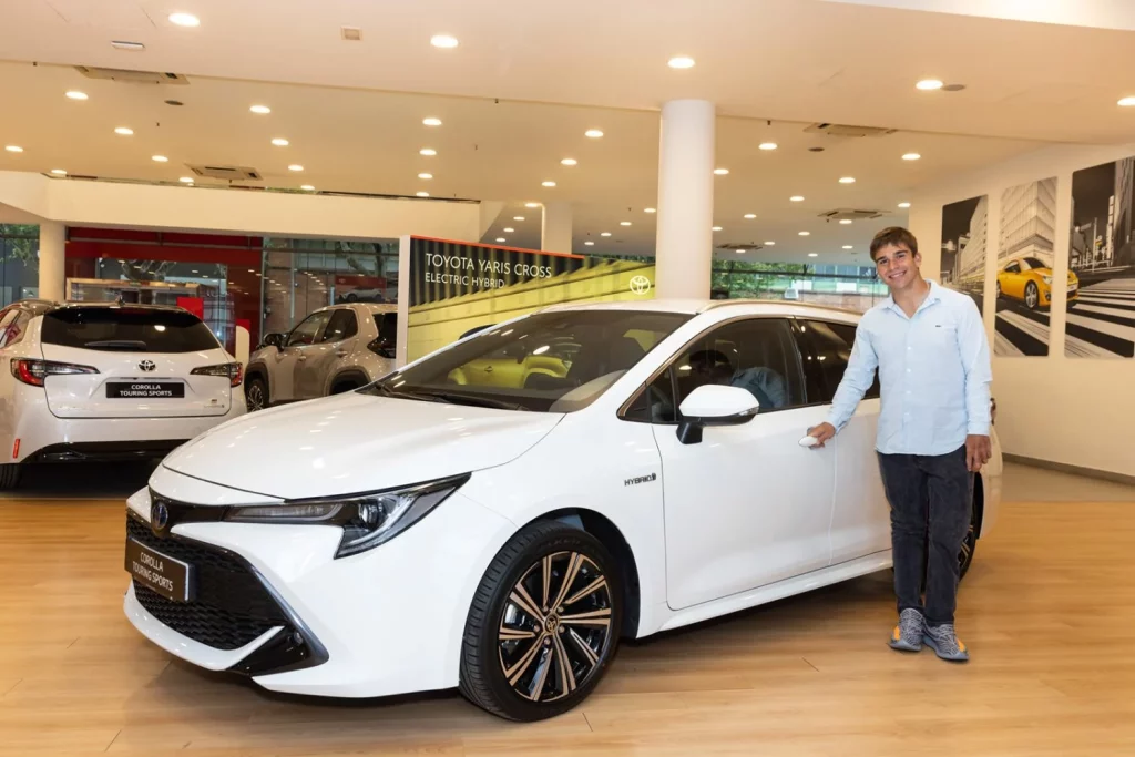Toyota celebra el triunfo en Wimbledon de Martín de la Puente 1 Motor16 Martin de la Puente embajador del Equipo Toyota ya conduce su nuevo Toyota Corolla Touring Sports Motor16