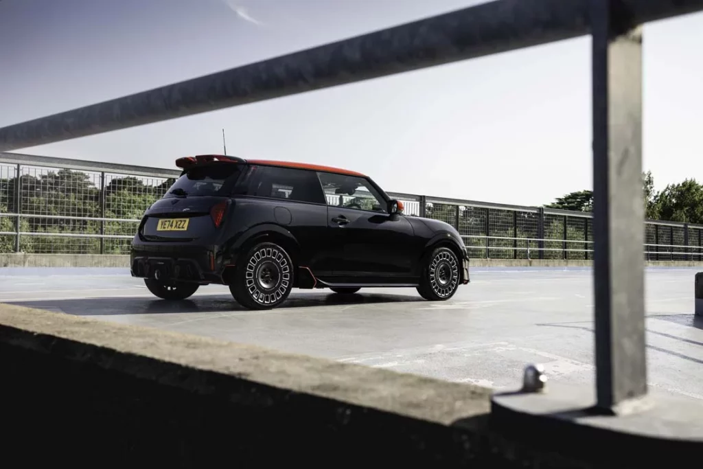 Nuevos accesorios MINI JCW: estilo de carreras para el día a día 1 Motor16 Nueva línea de accesorios MINI JCW