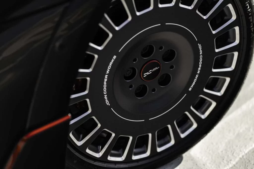 Nuevos accesorios MINI JCW: estilo de carreras para el día a día 9 Motor16 P90608236 highRes Motor16