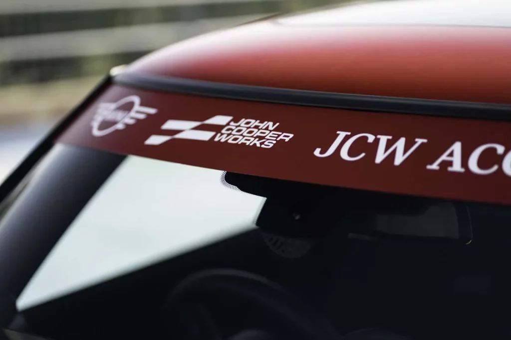 Nuevos accesorios MINI JCW: estilo de carreras para el día a día 12 Motor16 P90608239 highRes Motor16