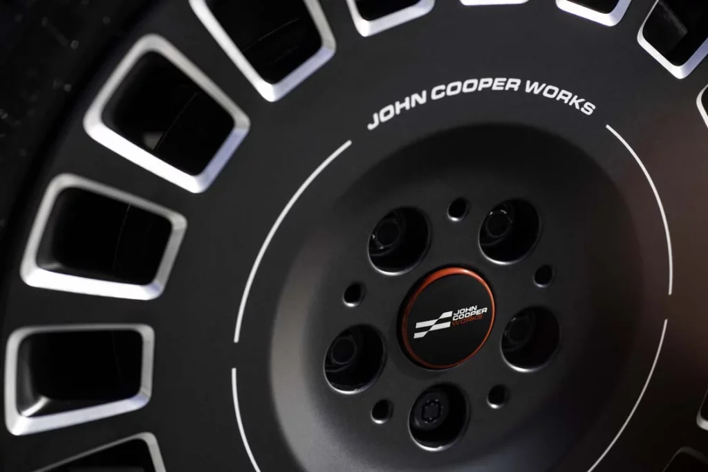 Nuevos accesorios MINI JCW: estilo de carreras para el día a día 15 Motor16 P90608242 highRes Motor16