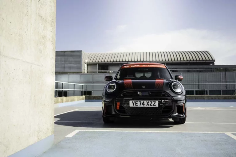 Nuevos accesorios MINI JCW: estilo de carreras para el día a día