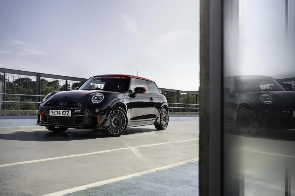 Nuevos accesorios MINI JCW: estilo de carreras para el día a día 28 Motor16 P90608255 highRes Motor16