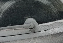El aviso a todos aquellos que llenan el depósito de tu limpiaparabrisas solo con agua: Tener mucho cuidado