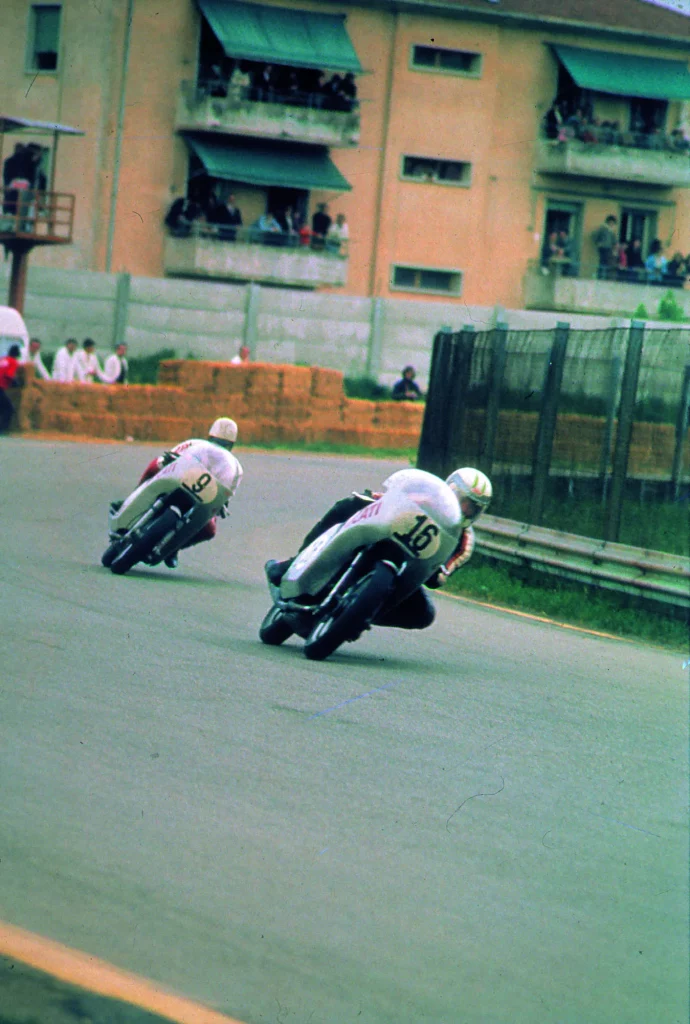 A un año de su centenario, Ducati repasa su historia en Instagram 12 Motor16 Paul Smart Bruno Spaggiari at 200 Miles of Imola 1972 UC822217 High Motor16