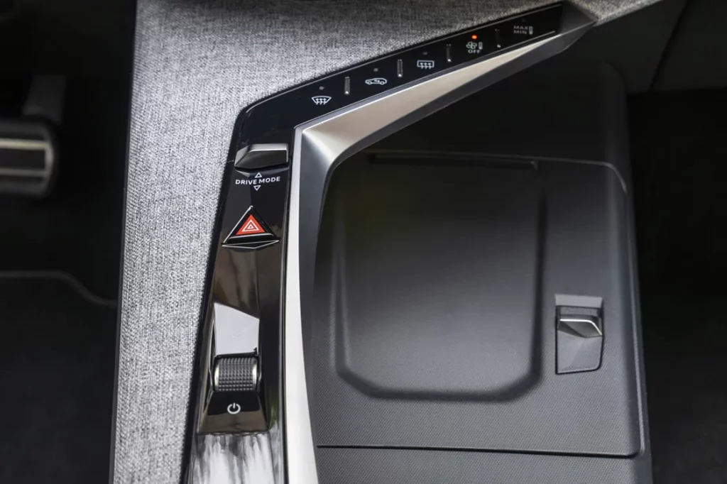 Prueba del Peugeot E-5008 GT 210 CV: Único en su especie 6 Motor16 Foto de la consola central del Peugeot E-5008