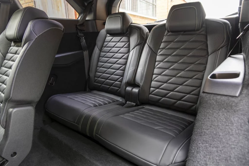 Prueba del Peugeot E-5008 GT 210 CV: Único en su especie 5 Motor16 Foto tercera fila de asientos del Peugeot E-5008