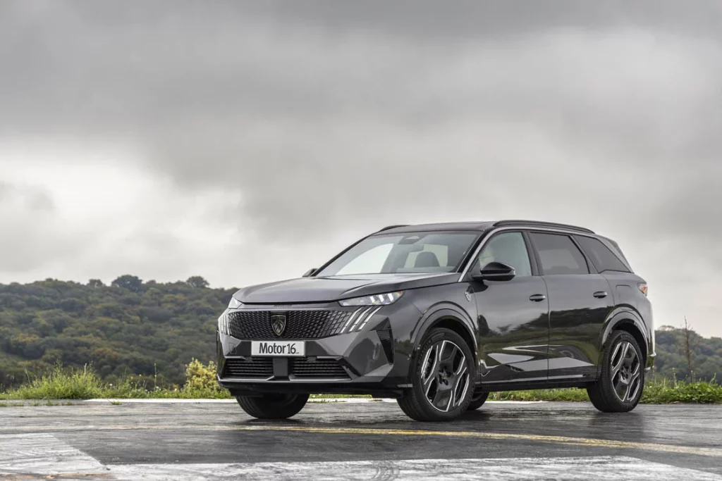 Prueba del Peugeot E-5008 GT 210 CV: Único en su especie 1 Motor16 Foto frontal del Peugeot E-5008