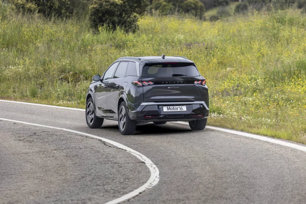 Prueba del Peugeot E-5008 GT 210 CV: Único en su especie 2 Motor16 Foto trasera del Peugeot E-5008