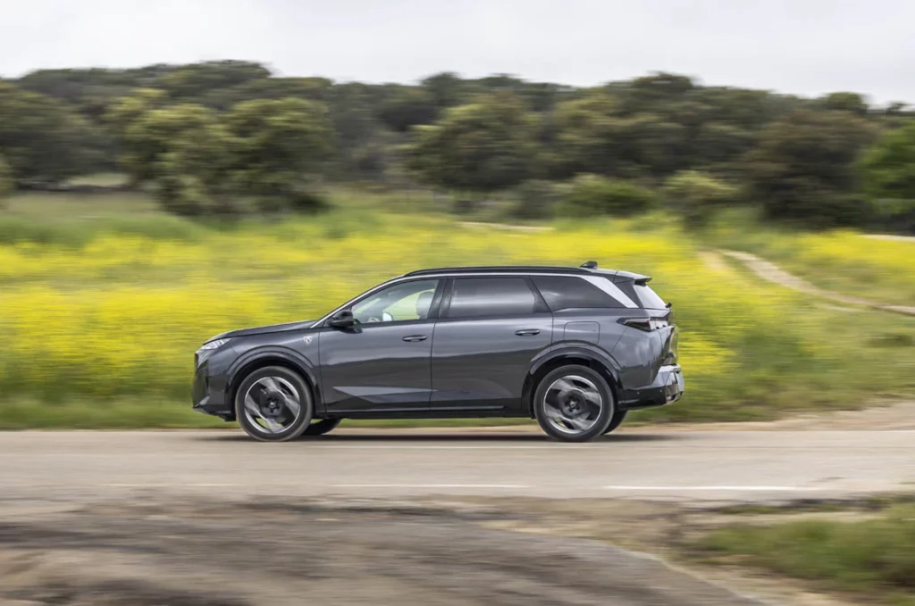 Prueba del Peugeot E-5008 GT 210 CV: Único en su especie 3 Motor16 Foto lateral del Peugeot E-5008
