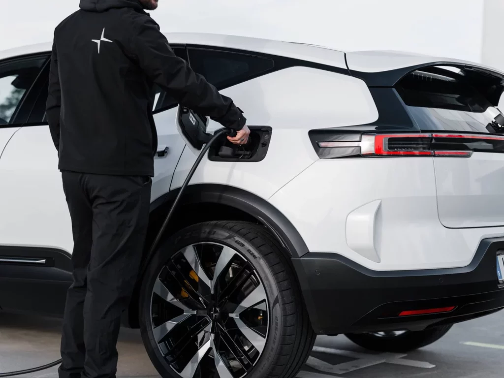 Aparcar un coche ECO o CERO en la calle: en algunas ciudades sale gratis 2 Motor16 Polestar 3 carga Motor16