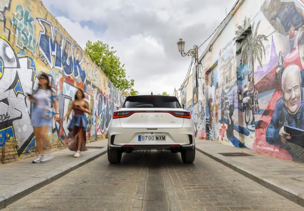 RUTA LEXUS VALENCIA Mural Cruz Roja Valencia Jandro DRK 4 Motor16