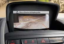 El misterio de la línea roja: el truco que debes poner en práctica si tu coche tiene cámara de marcha atrás