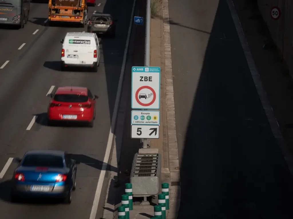 El día en que no podrás circular tú solo en el coche por una ZBE 2 Motor16 ZBE Barcelona