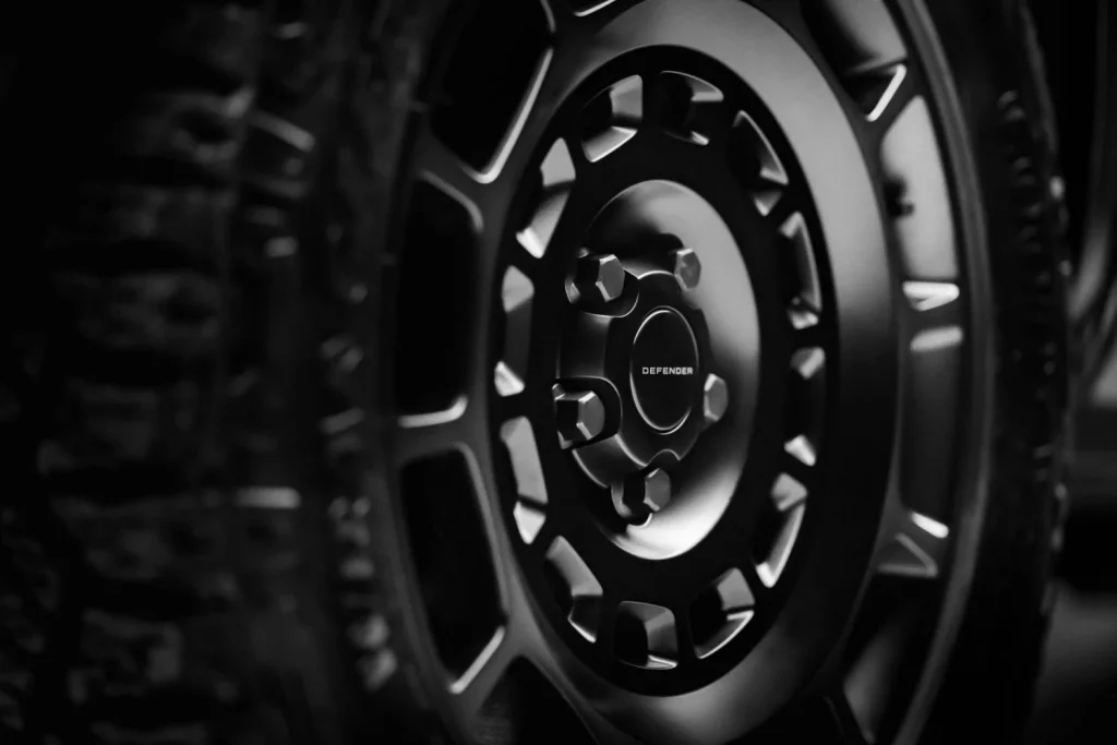 Defender Octa Black: El 4x4 extremo de lujo se viste de negro 4 Motor16 defender octa black land rover jlr 21 Motor16