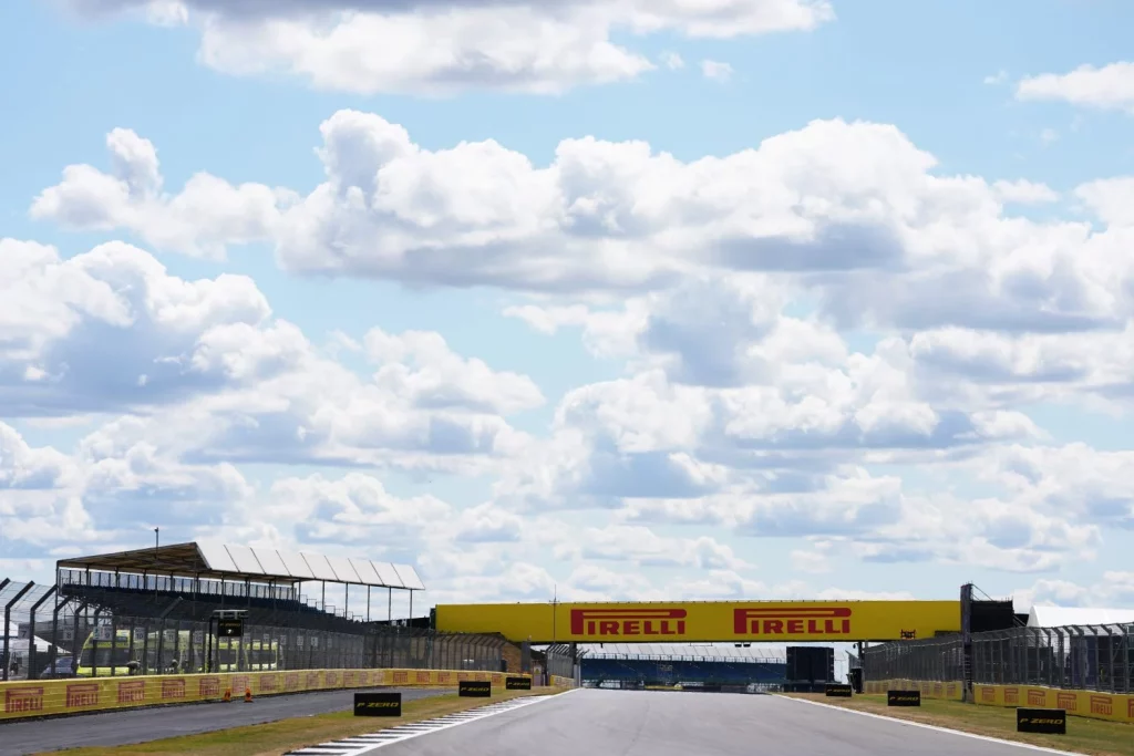 McLaren resurge entre accidentes y lluvia para dominar el Gran Premio de Gran Bretaña de Fórmula 1 24 Motor16 formula 1 gran premio gran bretana 2025 5 Motor16
