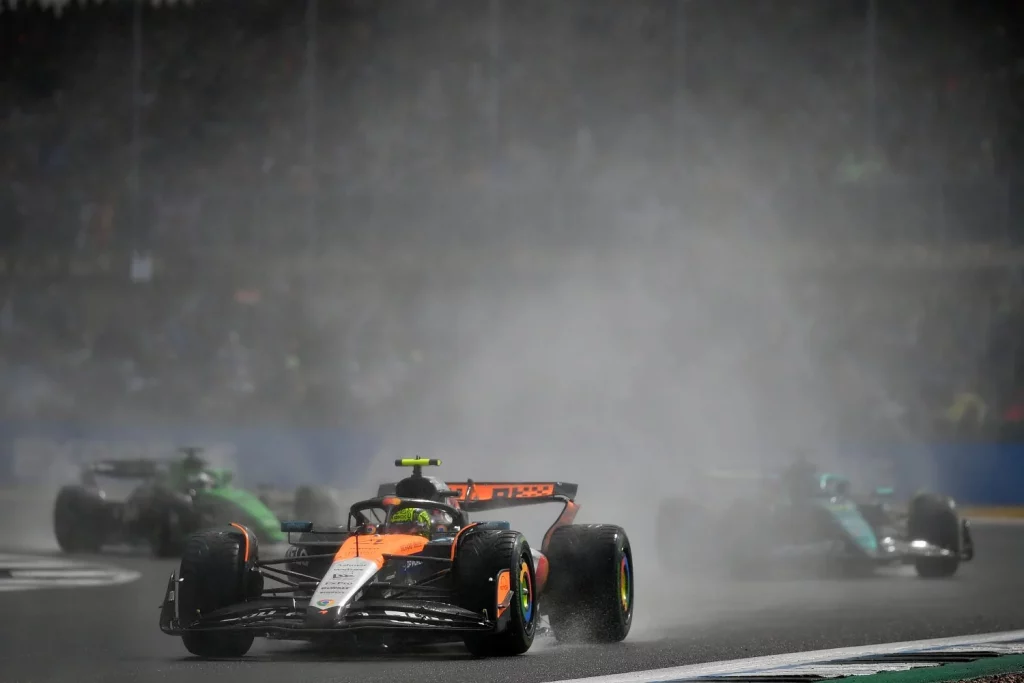 McLaren resurge entre accidentes y lluvia para dominar el Gran Premio de Gran Bretaña de Fórmula 1 17 Motor16 formula 1 gran premio gran bretana 2025 59 Motor16