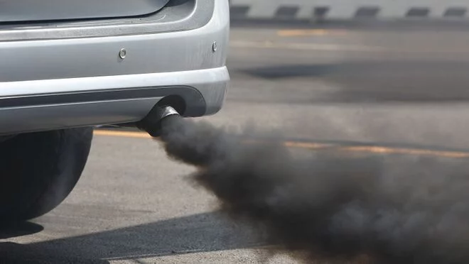 Blanco, negro, azul… Dime de qué color es el humo que suelta tu coche y te diré cuál es la avería que sufre 2 Motor16 humo negro coche