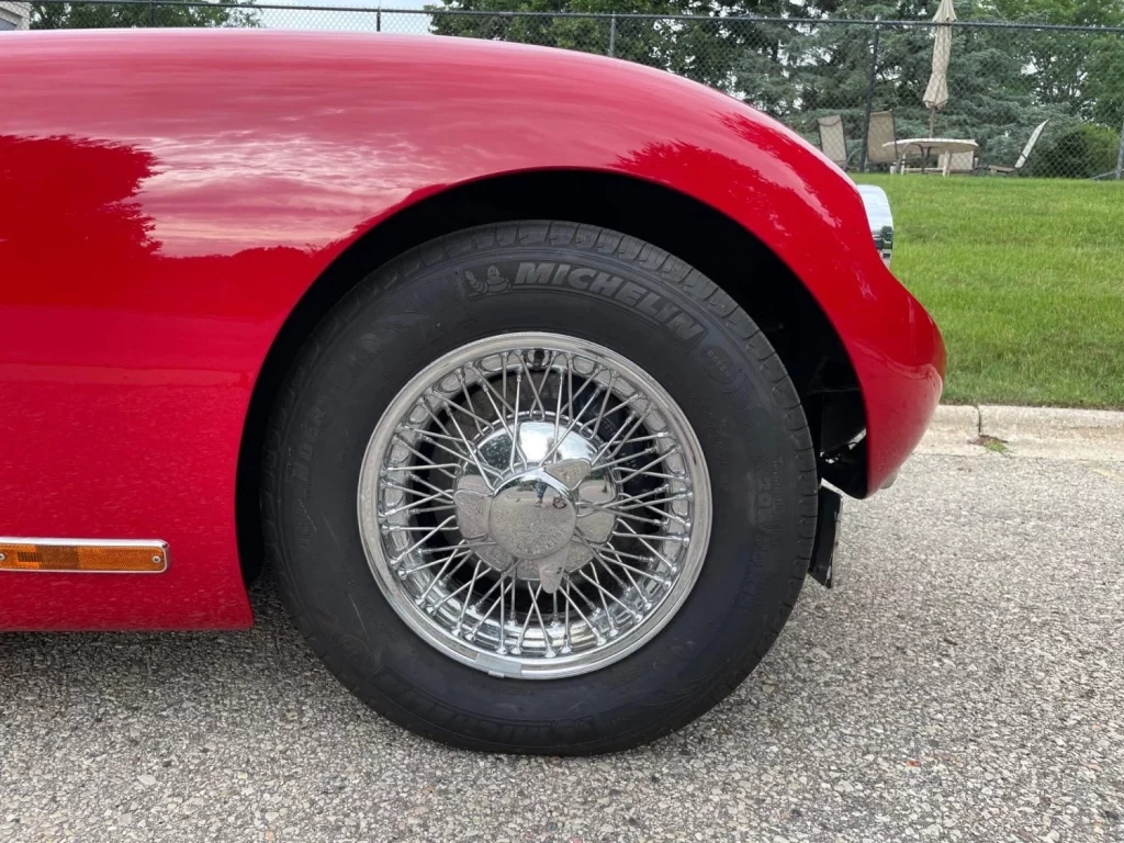 Se llama Kellison J-5 y tiene un poco de genialidad y un mucho de aberración 4 Motor16 kellison j5 venta subasta kit car 3 Motor16