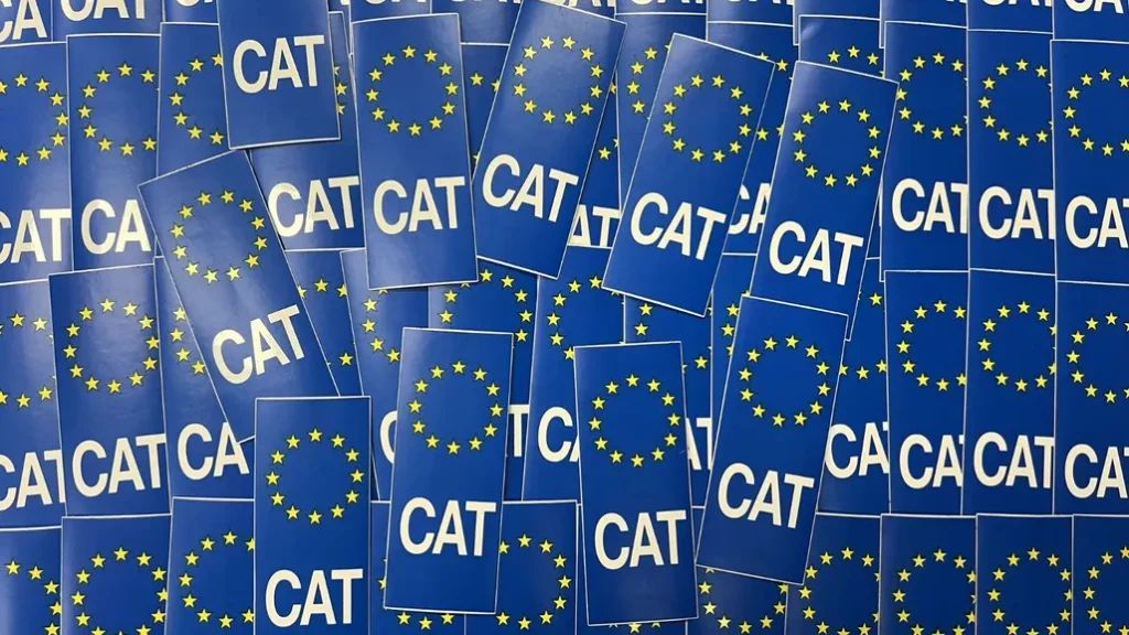 Cubre la 'E' de su matrícula con una pegatina 'CAT' y esta es la ejemplar multa que le han puesto 1 Motor16 pegatinas simulando matricula europea abreviatura cat 95 Motor16