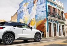 Ruta de arte urbano con el Lexus LBX. El mosaico de luces y colores de Valencia