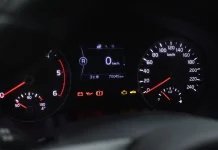 Si se enciende en tu coche uno de estos siete testigos, no sigas conduciendo: este es su significado