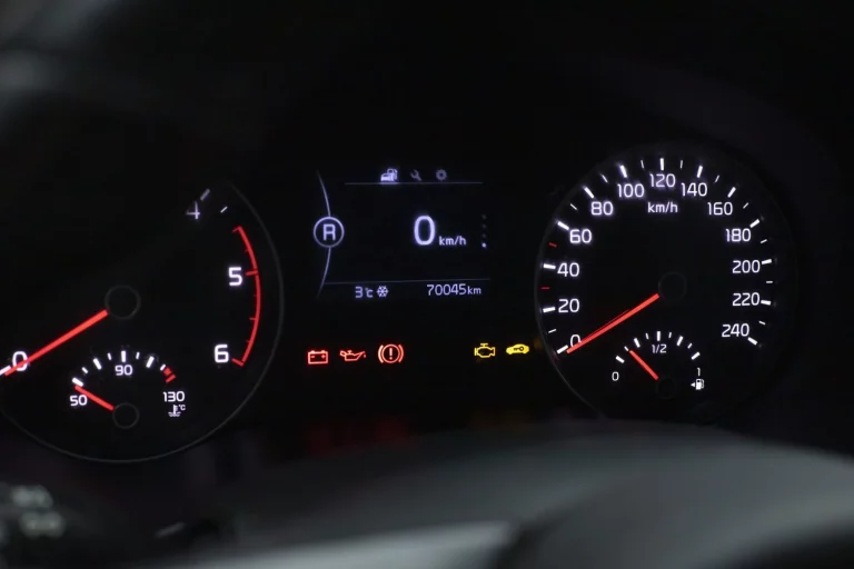 Si se enciende en tu coche uno de estos siete testigos, no sigas conduciendo: este es su significado