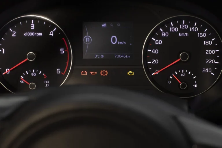 La diferencia principal si se enciende una luz de avería amarilla o roja en el cuadro de tu coche