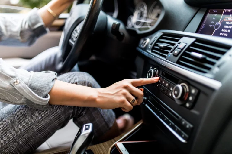 Usas mal el aire acondicionado de tu coche y este experto te lo aclara con una frase que te dejará más frío aún