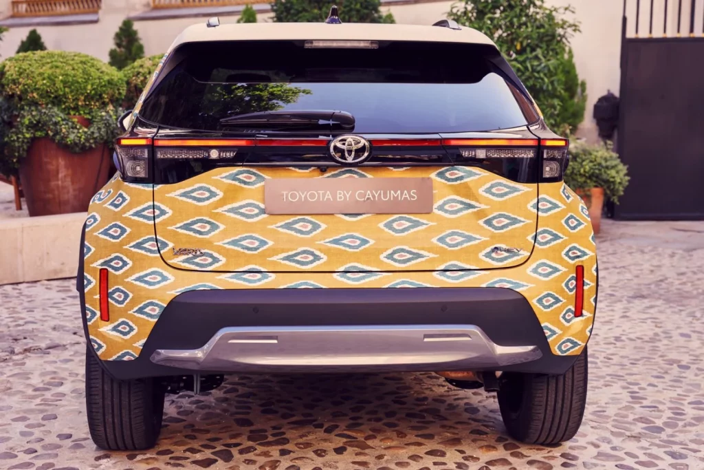 toyotayariscrossbycayumas vistatrasera Motor16