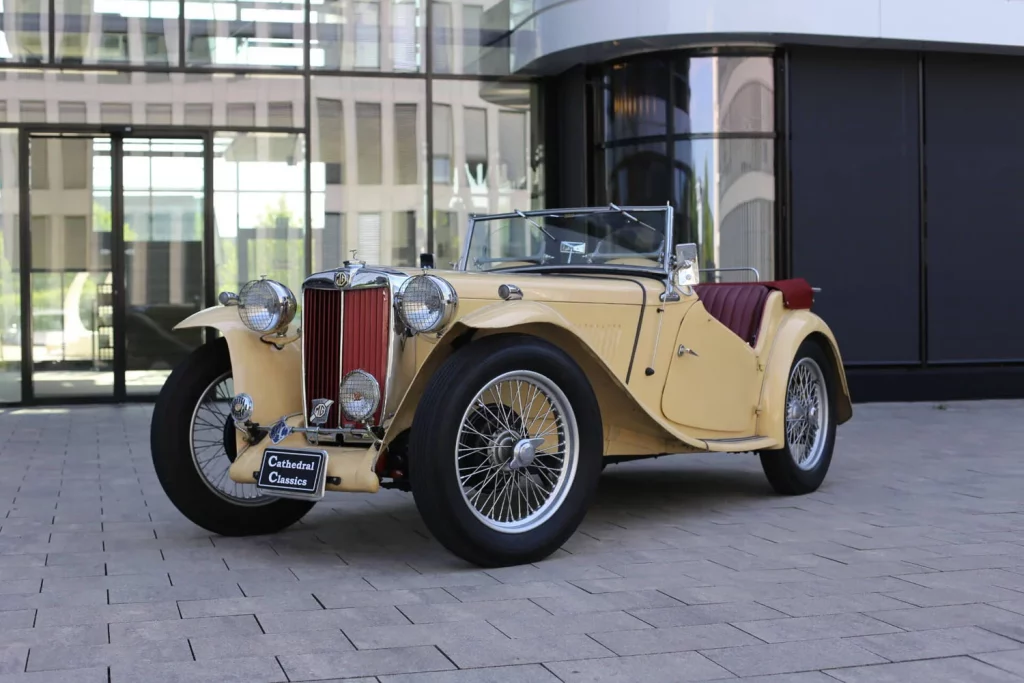 100 ANOS DESCAPOTABLES MG 14. MG TC 1945–1949 Motor16