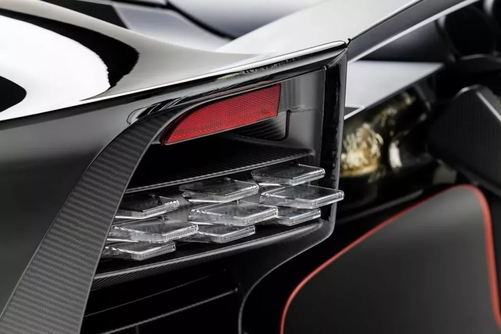 Comprar un Aston Martin Valkyrie por capricho, conducirlo 100 kilómetros y venderlo al día siguiente 21 Motor16 2024 Aston Martin Valkyrie 12 Motor16