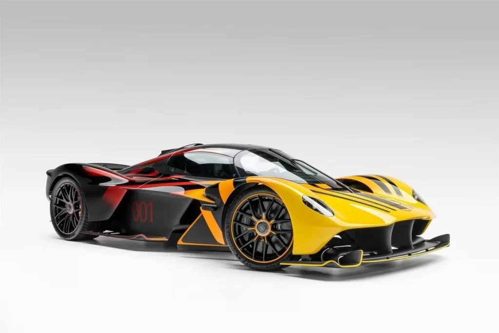 Comprar un Aston Martin Valkyrie por capricho, conducirlo 100 kilómetros y venderlo al día siguiente 2 Motor16 2024 Aston Martin Valkyrie. Imagen delantera.