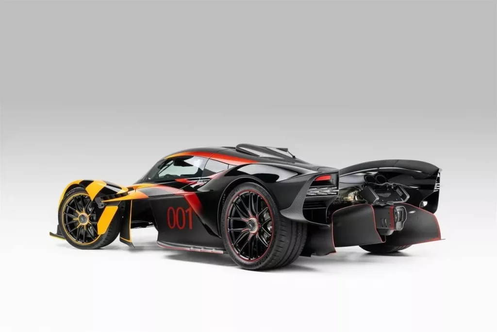 Comprar un Aston Martin Valkyrie por capricho, conducirlo 100 kilómetros y venderlo al día siguiente 1 Motor16 2024 Aston Martin Valkyrie. Imagen trasera.