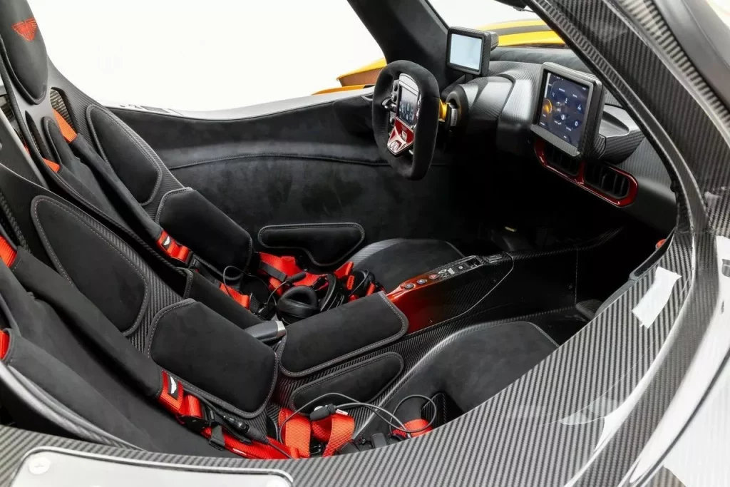 Comprar un Aston Martin Valkyrie por capricho, conducirlo 100 kilómetros y venderlo al día siguiente 3 Motor16 2024 Aston Martin Valkyrie. Imagen interior.
